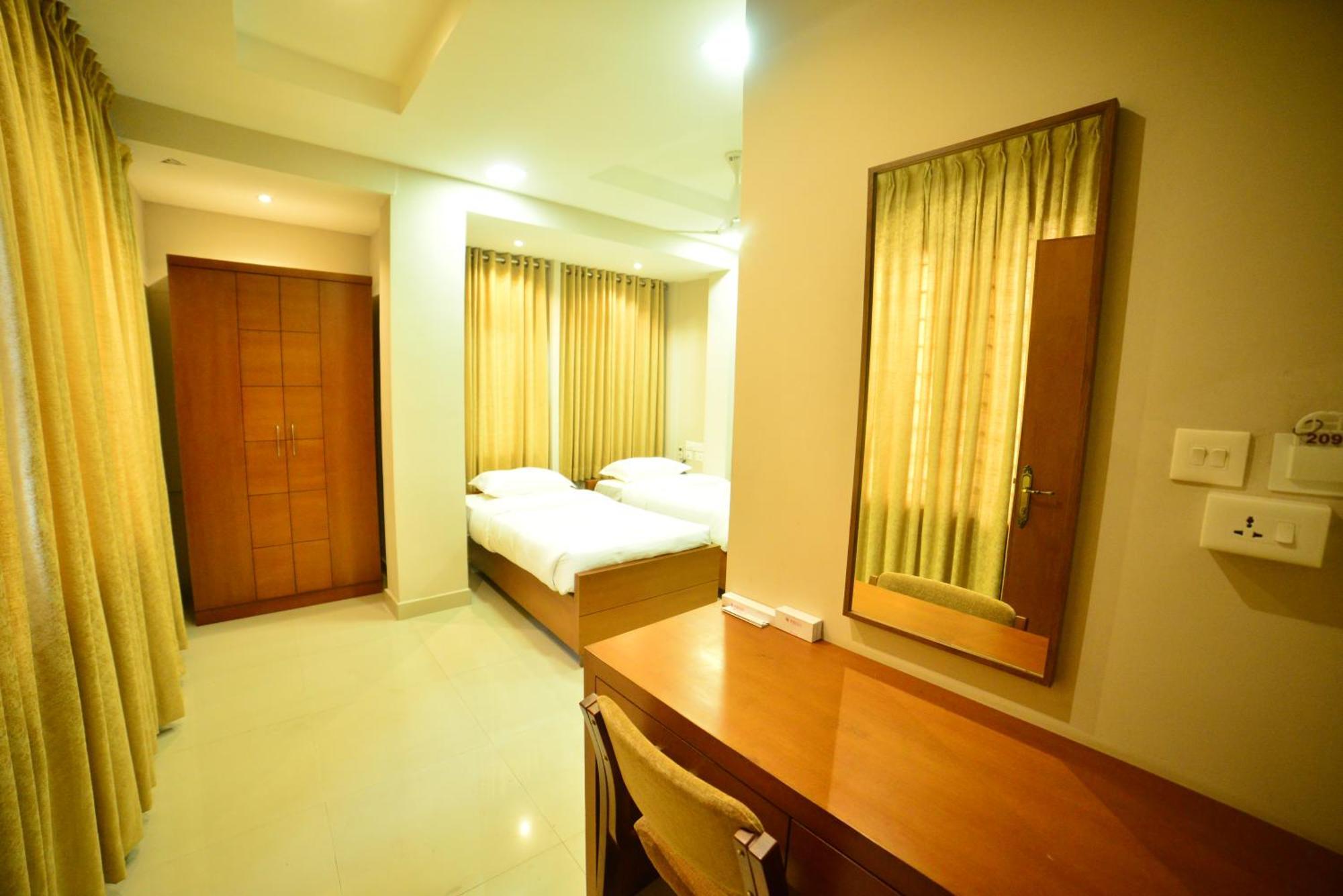 Hotel Priya Kottakkal Kültér fotó