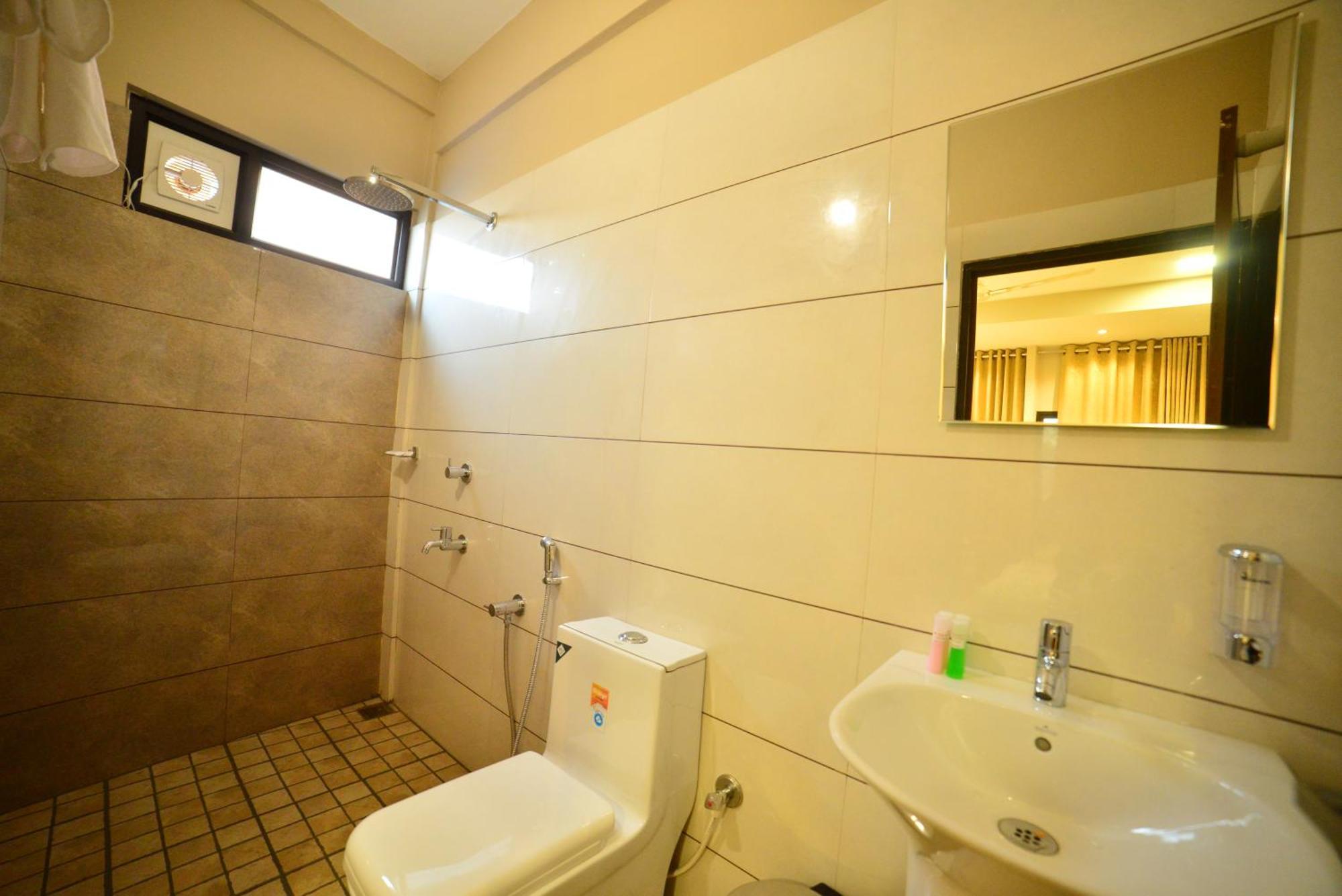 Hotel Priya Kottakkal Kültér fotó