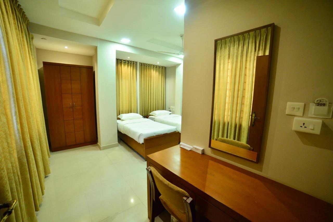 Hotel Priya Kottakkal Kültér fotó