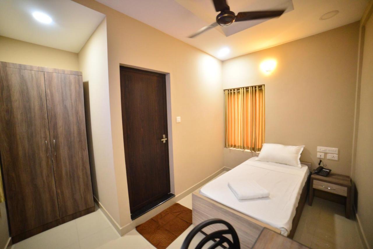 Hotel Priya Kottakkal Kültér fotó