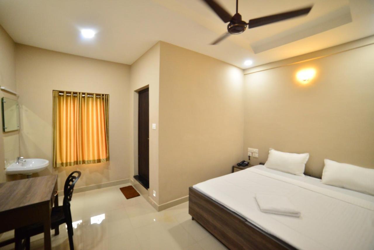 Hotel Priya Kottakkal Kültér fotó