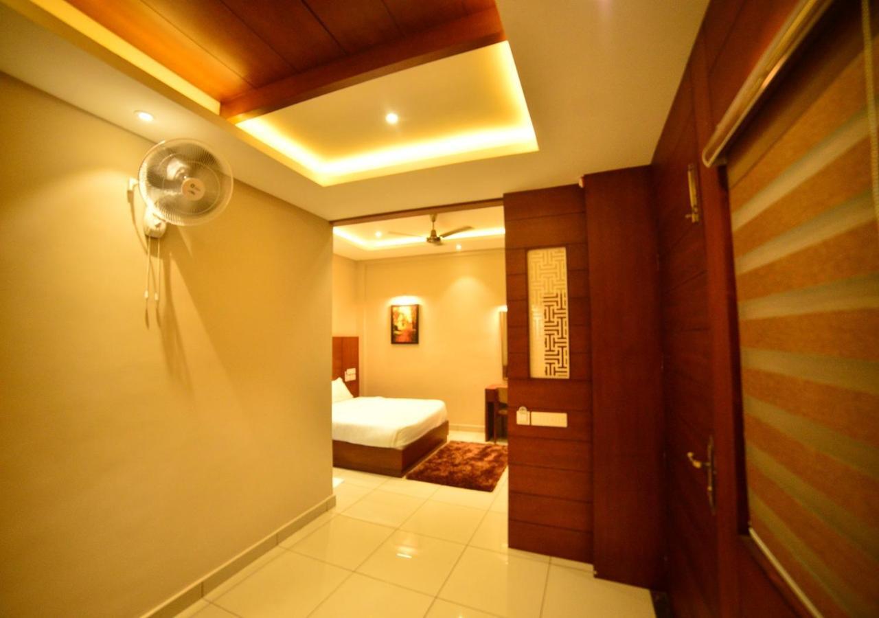 Hotel Priya Kottakkal Kültér fotó
