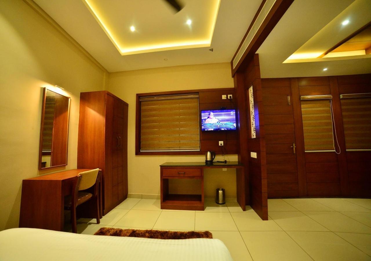 Hotel Priya Kottakkal Kültér fotó
