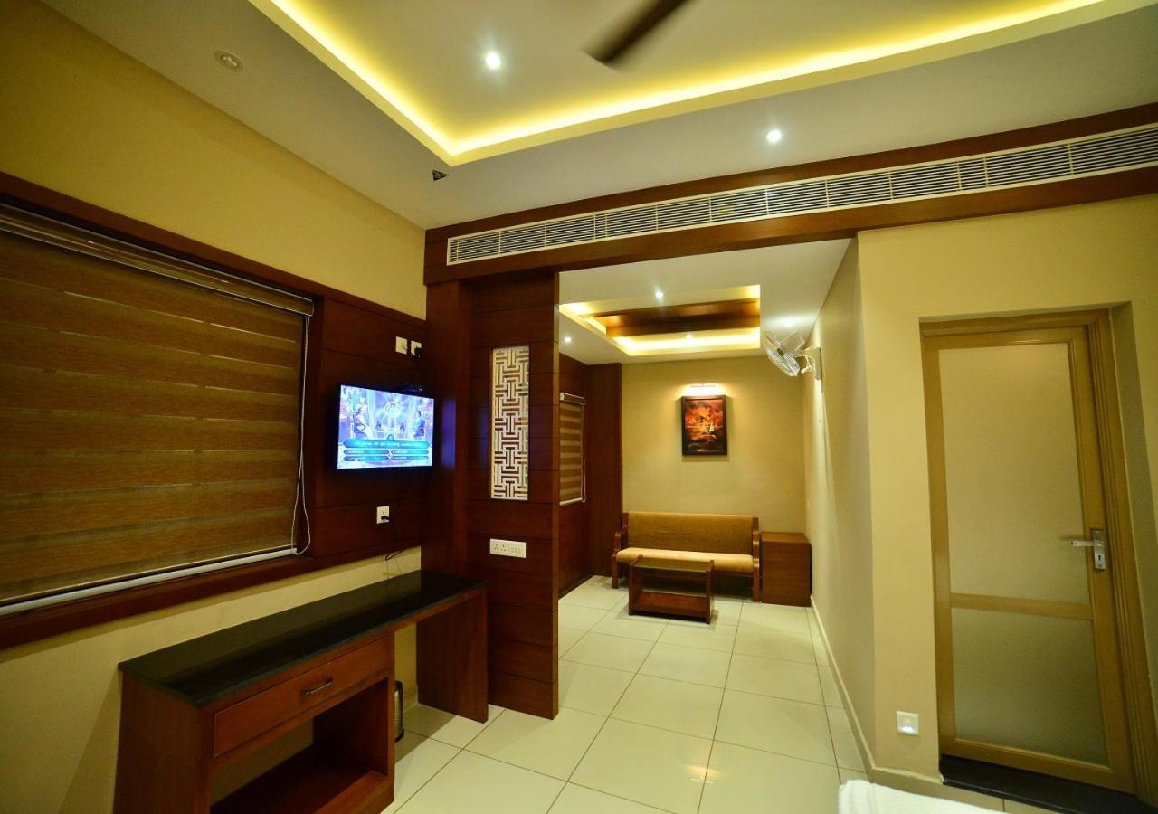Hotel Priya Kottakkal Kültér fotó