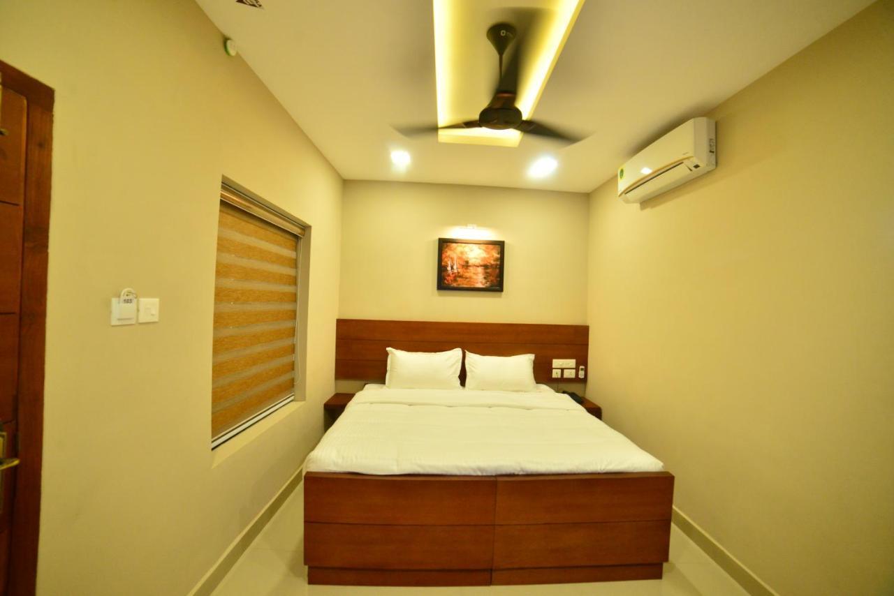 Hotel Priya Kottakkal Kültér fotó