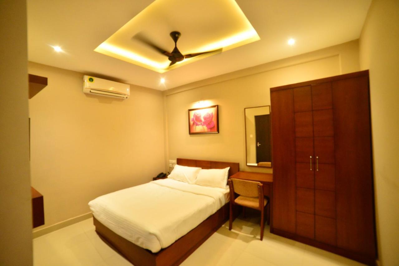 Hotel Priya Kottakkal Kültér fotó
