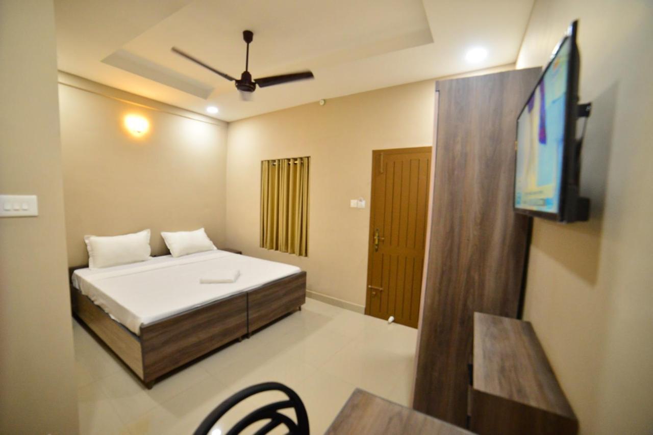 Hotel Priya Kottakkal Kültér fotó