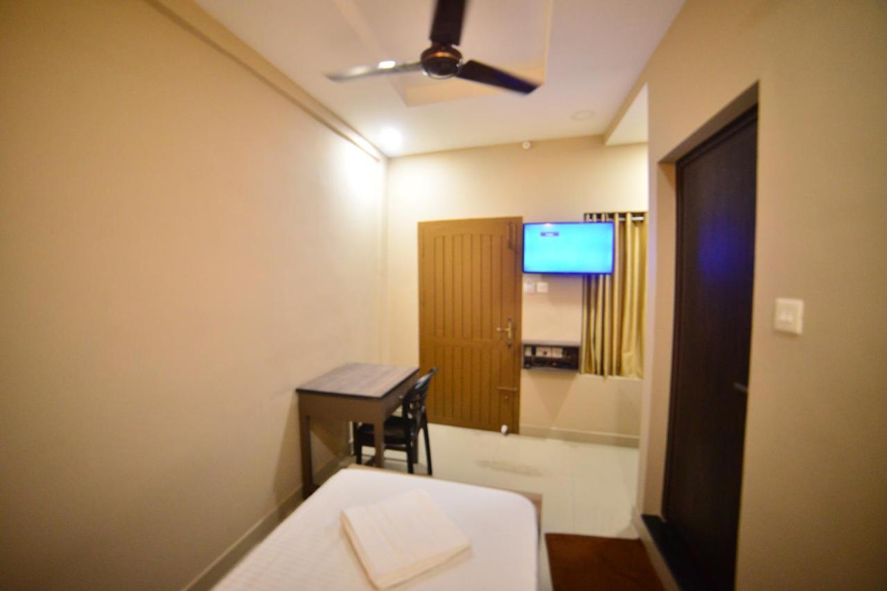 Hotel Priya Kottakkal Kültér fotó